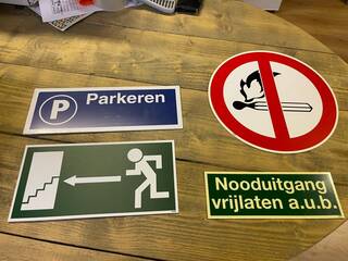 Ca. 120x Partij bordjes met diverse teksten, 2025